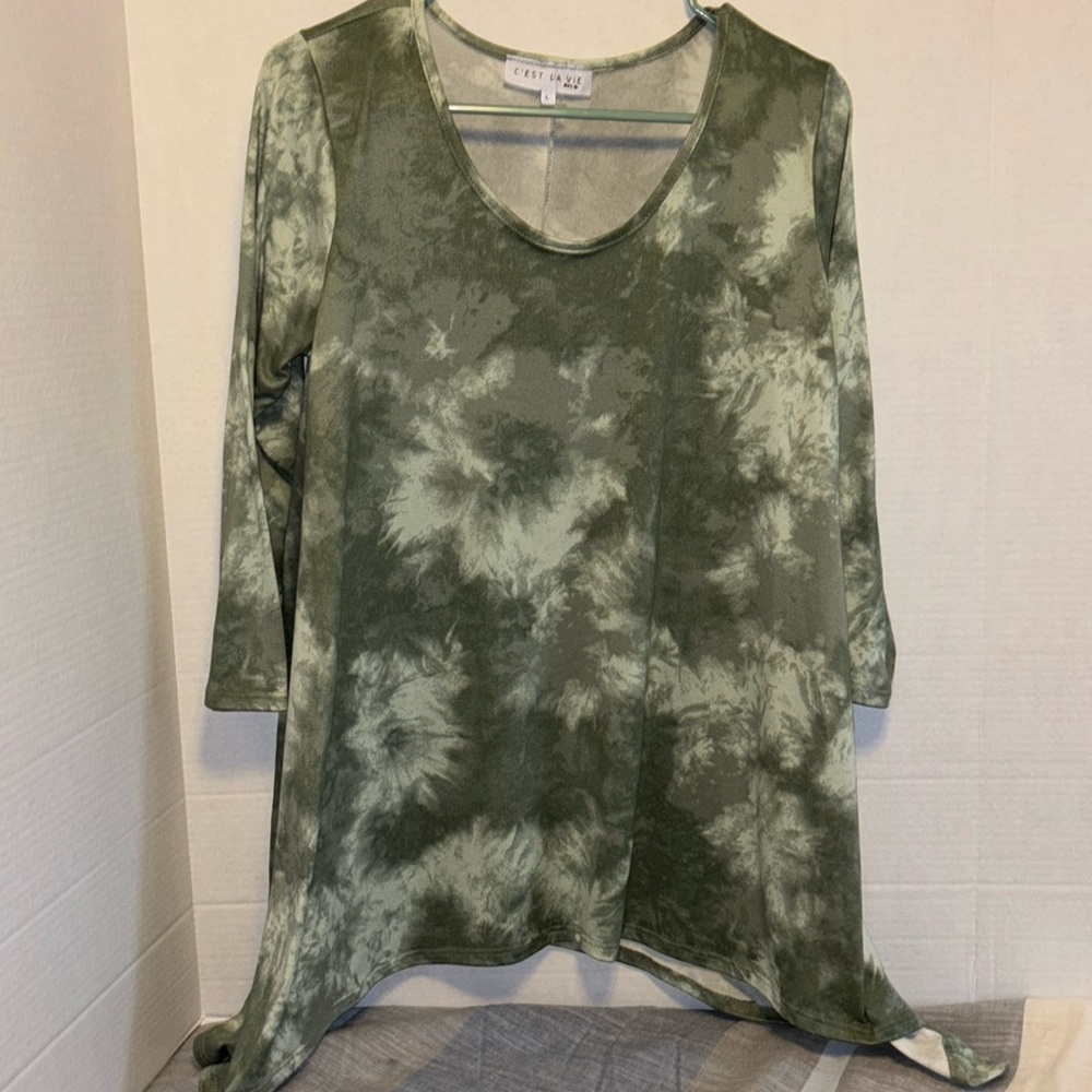 C’EST LA VIE BRAND GREEN TIE DYE ASYMMETRICAL HEMLINE SIZE LARGE
SUPER SOFT💚